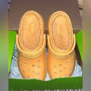 Orange Sorbet Insulated Crocs 😘